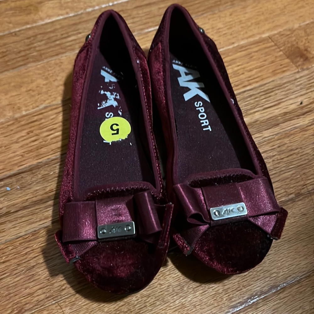 BRAND NEW VELVET FLATS